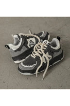 Dunkelcremiger Sneaker
