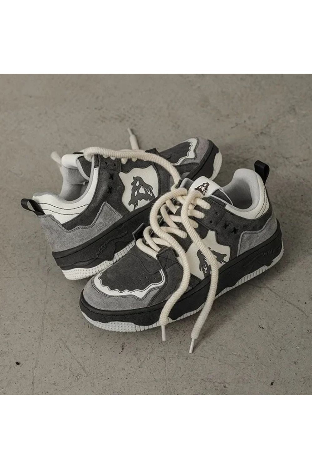 Dunkelcremiger Sneaker