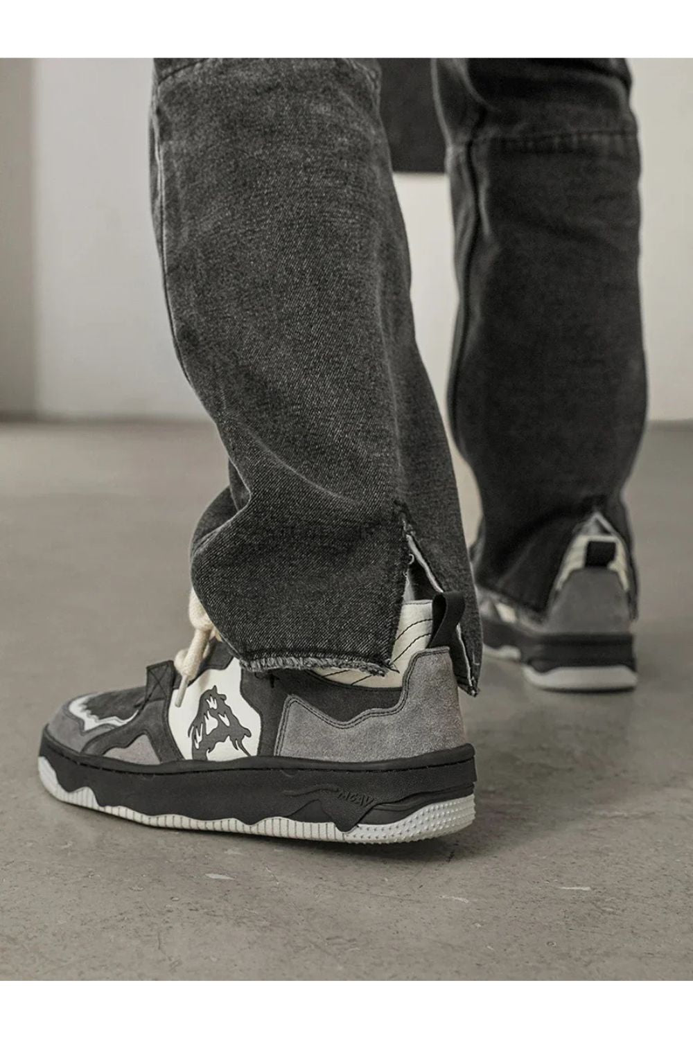 Dunkelcremiger Sneaker