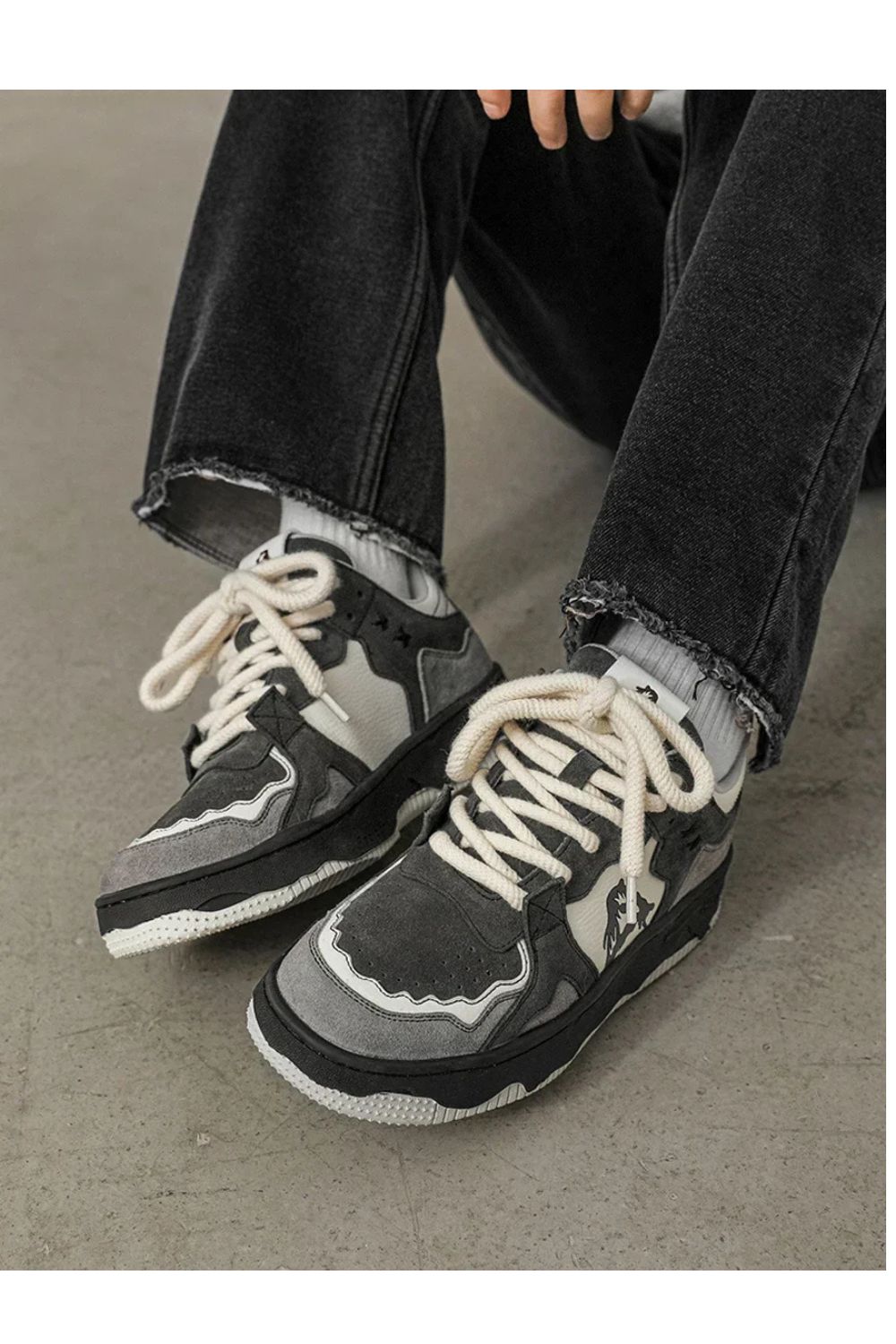 Dunkelcremiger Sneaker