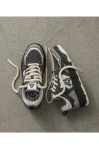 Dunkelcremiger Sneaker