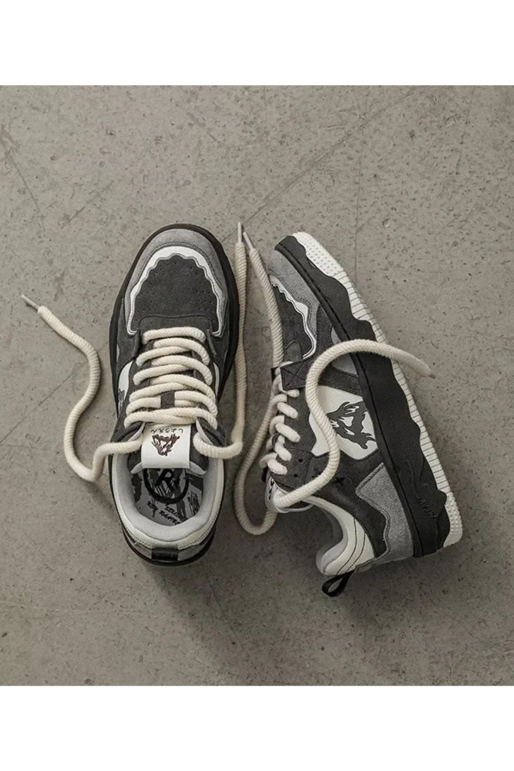 Dunkelcremiger Sneaker