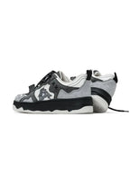 Dunkelcremiger Sneaker
